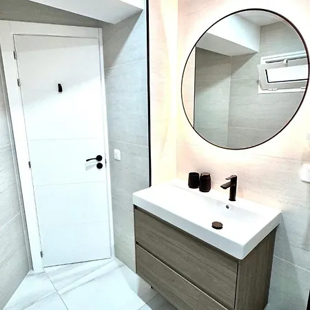 Americas 200a Apartment *