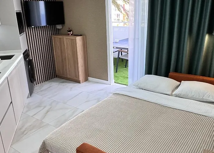 Americas 200a Apartment